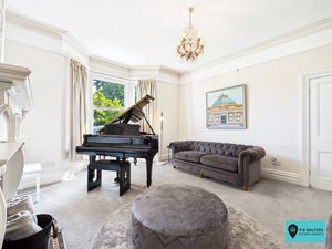 Living Room- click for photo gallery